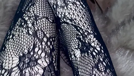 Seksi çoraplı ve topuklu ayakkabılarla bacaklarımla oynuyorum