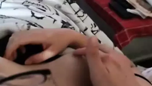 Büyük göğüslerini okşamak