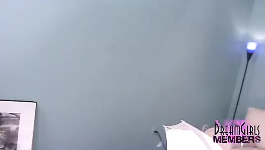 Diş teli kızıl saçlının güzel bir götü ve pirsingli amcığı var