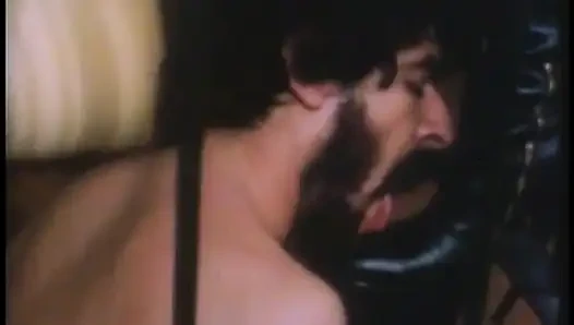 Adam ateşli sarışınların amına mum çubuğu sokuyor