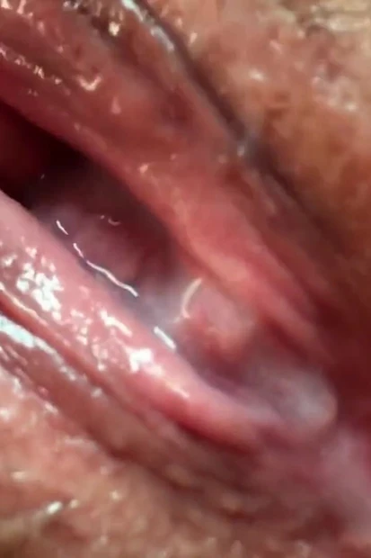 Тебе понравилось смотреть на мою писающую киску? На тебя это повернулось? хочешь попробовать это на вкус? Лижет и кончает внутрь!