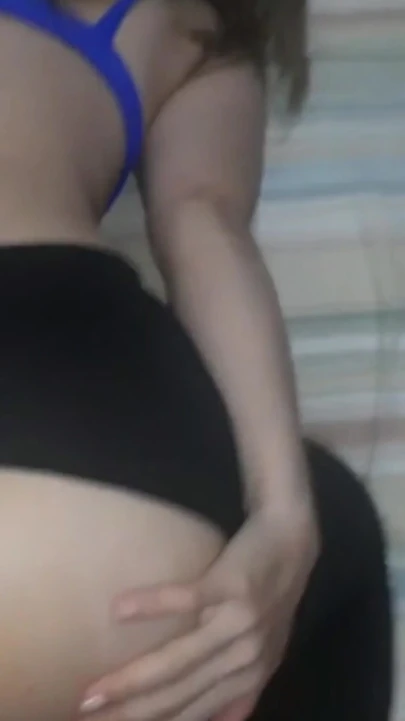 Kıvırcık Saçlı Latina PAWG, anal sikilmeden önce ANAL FİŞİ ve BÜYÜK DİLDO ile götünü hazırlıyor... | Bölüm 1