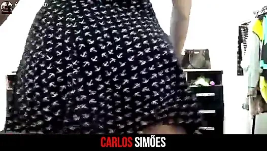 Esmer kadın ateşli genç bir adamla odada mastürbasyon yapıyor