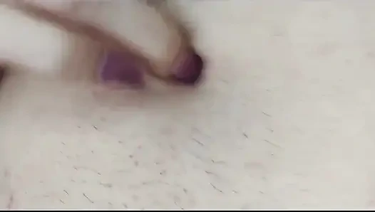 Göbek deliğimi kazıyor