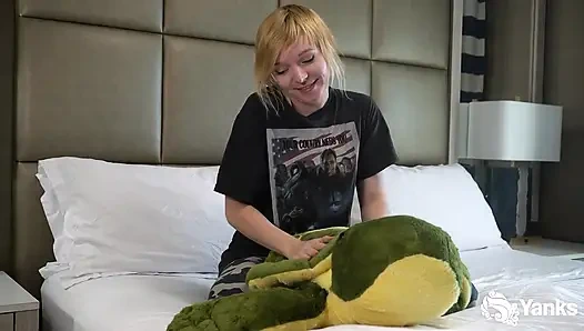 Alexa Crush, yastıkla sikiş uzmanı