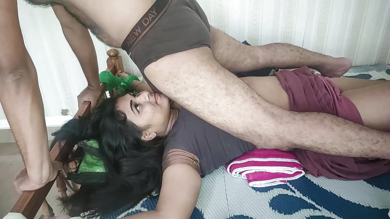 Bdsm hem eller hem de bacaklar yatağın her iki ucuna bağlı, göbeğinden çikolata yiyor