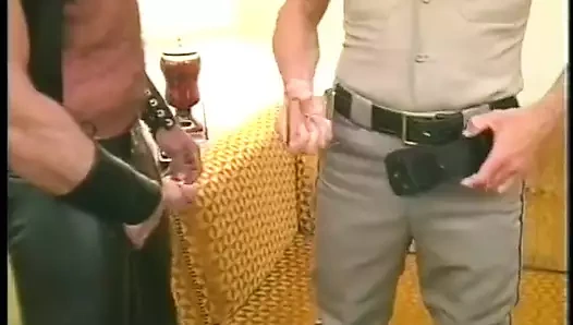 Deri pantolonlu kaslı azgın ayı yarağını polis tarafından sikiliyor