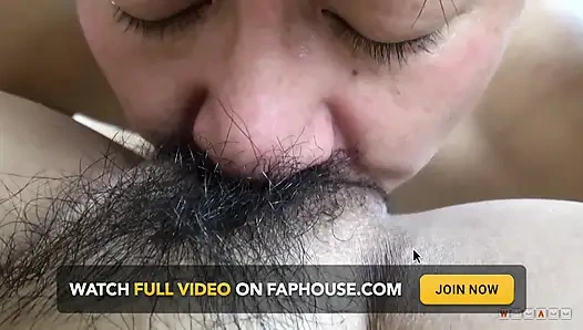 Keiko minik Asyalı yarığını gerdiriyor, yalatıyor ve siktiriyor