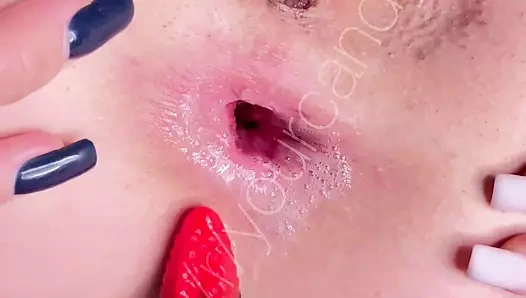 Genç bir kız çeşitli anal oyuncaklarla götünü genişletiyor. Orgazm, delik genişletme