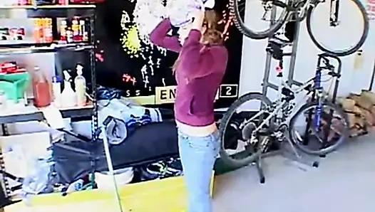 Yaramaz genç Mastürbasyon solo içinde garaj