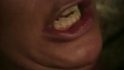 Büyük memeli orta yaşlı seksi kadın yüze boşalmaya kadar büyük zenci yarağına biniyor