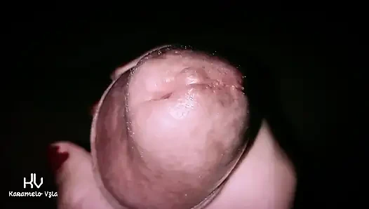 Evli kadın yakın çekimde yarağı okşuyor