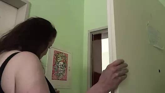 Sıkı memeli sürtük olgun bir kadınla üçlü seks