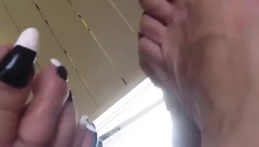 Milf siyah + beyaz ayak tırnaklarını göster