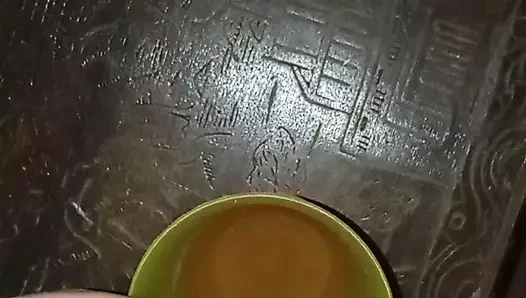 bir bardağa işiyorum