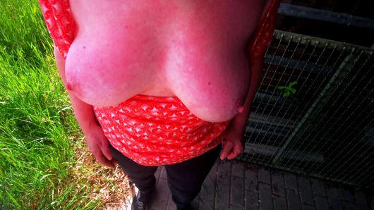 Ahırda kırmızı ve şişkin olana kadar göğüslerini tokatla