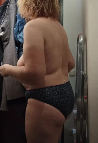 Kızıl saçlı eşleri göğüsleri ve göbek pov sallayarak