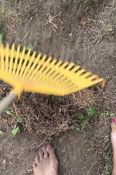 Bahçede kirli ayaklar