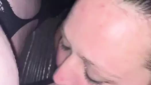 Domuz sürtük kadın kılıklı sikişi emiyor