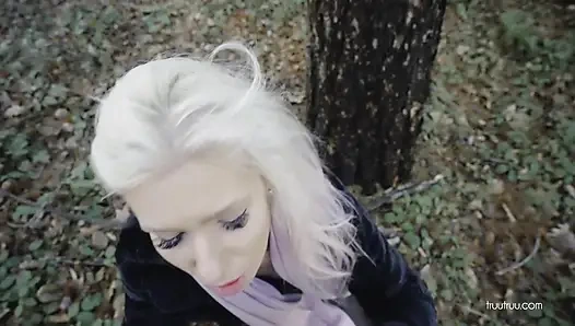 Tinder'dan rastgele adamla yürüyüşte riskli halka açık sikiş