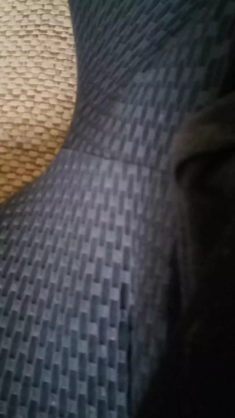 Potajemnie masturbuje się w leginsach