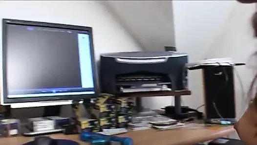 Seksi esmer çift dildo amına giriyor