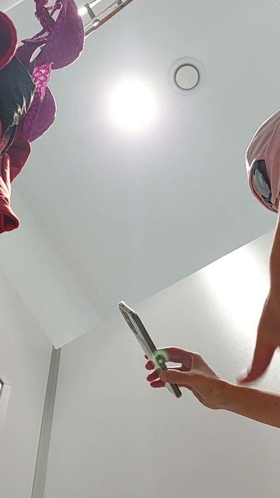 Kıllı latin amcık yatakta kıyafet deniyor. Yaramaz seksi orta yaşlı seksi kadın çıplak kıyafetler deniyor. | Klip 1