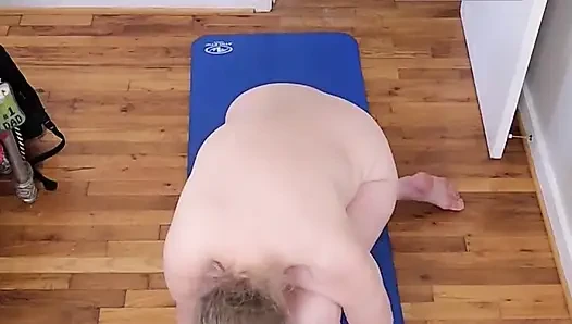 Ateşli orta yaşlı seksi iri güzel kadın çıplak yoga yapıyor!