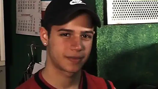 Boşalmak için duvar deliklerinde sert seans