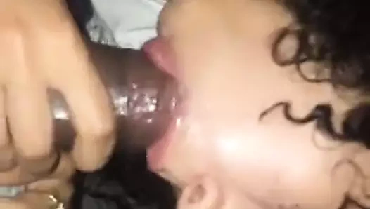 Seksi kız büyük zenci yarağıyla oral seks yapıyor - amatör