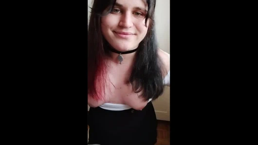 Rouge Redstar olarak kostümlü kadın göğüsleriyle oynuyor ve uzaktan kumandalı bir yabancı tarafından sikilmeden önce seks oyuncaklarını emiyor