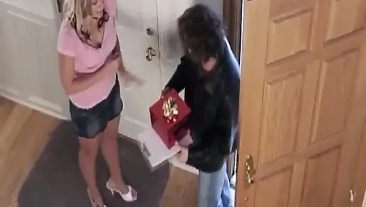 Olgun sarışın orta yaşlı seksi kadın amını dölle ıslatıyor
