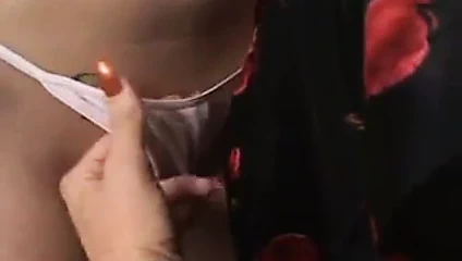 Olgun ve genç lezbiyenler kayış üzerinde