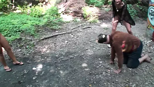 hanna ve jacky yere açık joschi aşağılamak