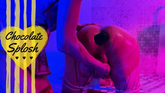 Kadın kılıklı sürtük için çikolatalı eylem ve göt tıkacı