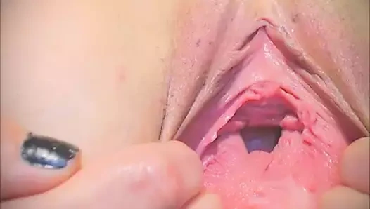 Milly yayılır ve esneme nöbeti ona kedi