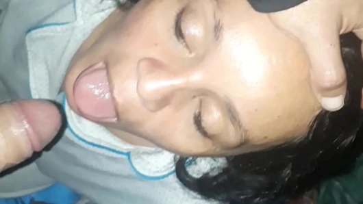 Orta yaşlı seksi üvey anne ağzından sikiliyor ve ağzına boşaltıyor