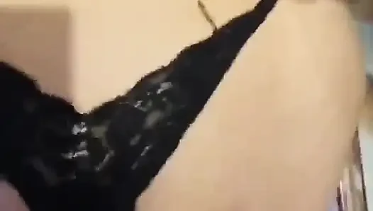 Vanessinha sırtını döndü, bu yüzden geriye kalan şey burada yapmak oldu