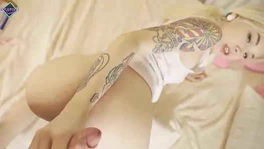 Genç güzellik büyük bir yarağa binmeyi seviyor. Karneli Bandi