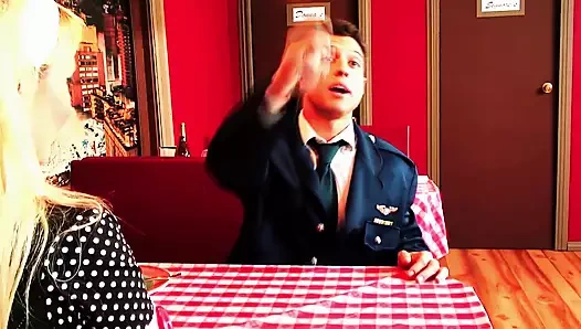 Sarışın sürtük Missy Woods çifte sikiliyor, götten sikiliyor ve döl yutuyor