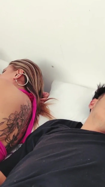 Знаковый момент из "Я собираюсь навестить мою подругу, и мы в конечном итоге имеем тройничок с ее бойфрендом"