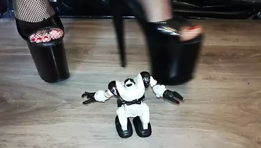 Bayan l robotu seksi aşırı yüksek topuklu ayakkabılarla eziyorum.