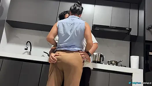 Erkek kardeşimin karısıyla mutfakta sert seks!