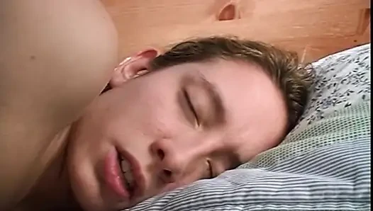 Güzel memeli genç kız büyük bir dildoyla amına mastürbasyon yapıyor