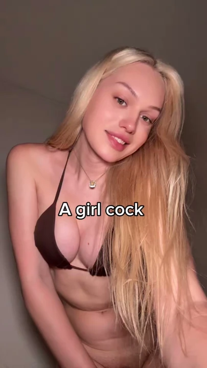 Sarışın bir kadın bikinisini çıkarıyor ve kadın yarağını gösteriyor