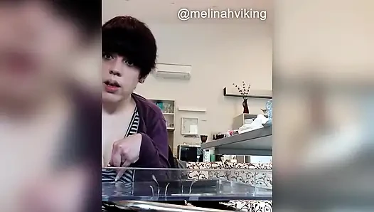 Benimle evde mastürbasyon yapıyor