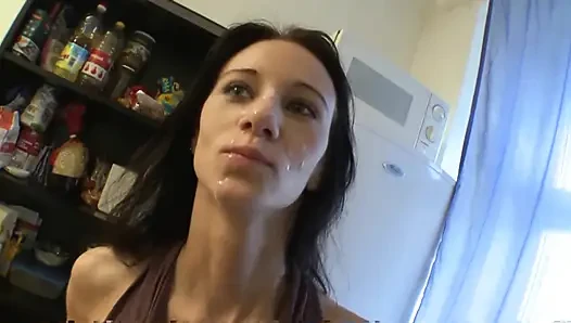 Olgun işçi seksi ve genç bir kızı mutfakta sikiyor
