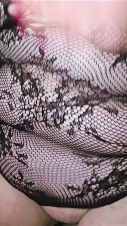 İri güzel kadın xmaskedmomwifex kocasını dildoyla sikiyor | Klip 1