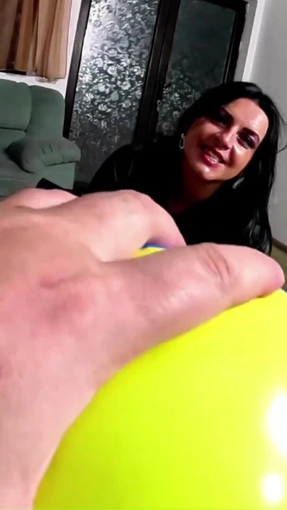 Deri orta yaşlı seksi kadın şişme bağımlıyı aşağılıyor. Plaj topu patlatıyor, gırtlağına kadar alıyor ve dölleniyor | Klip 1