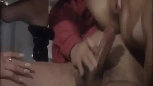 Büyük götlü sarışın Alman klasik ffm age gap sahnesinde anal seks yapıyor
